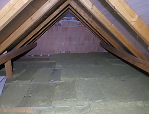 Zateplení stropu rodinného domu pomocí foukané izolace